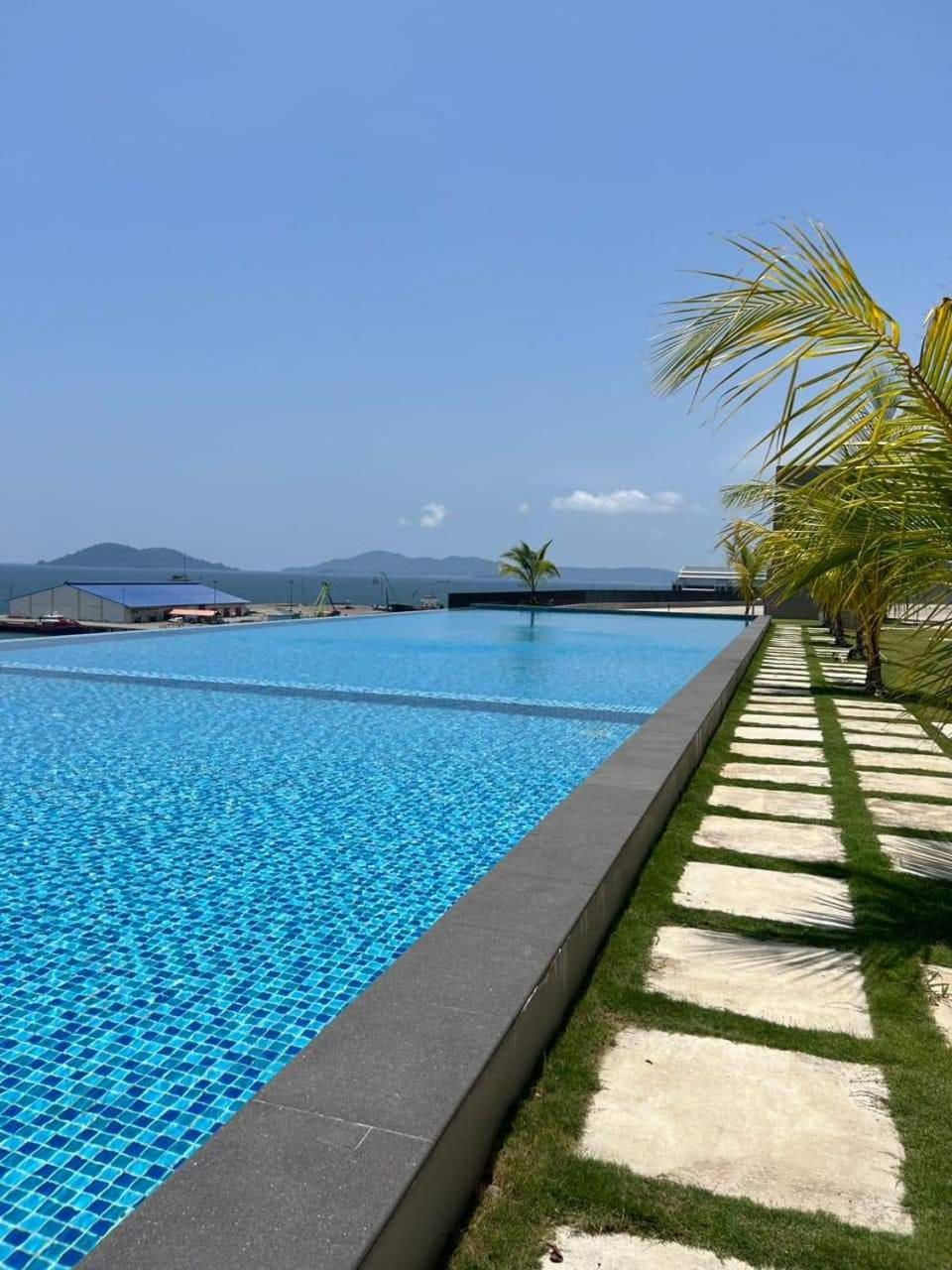 Jesselton Quay Sea View Hotel Kota Kinabalu Exterior foto